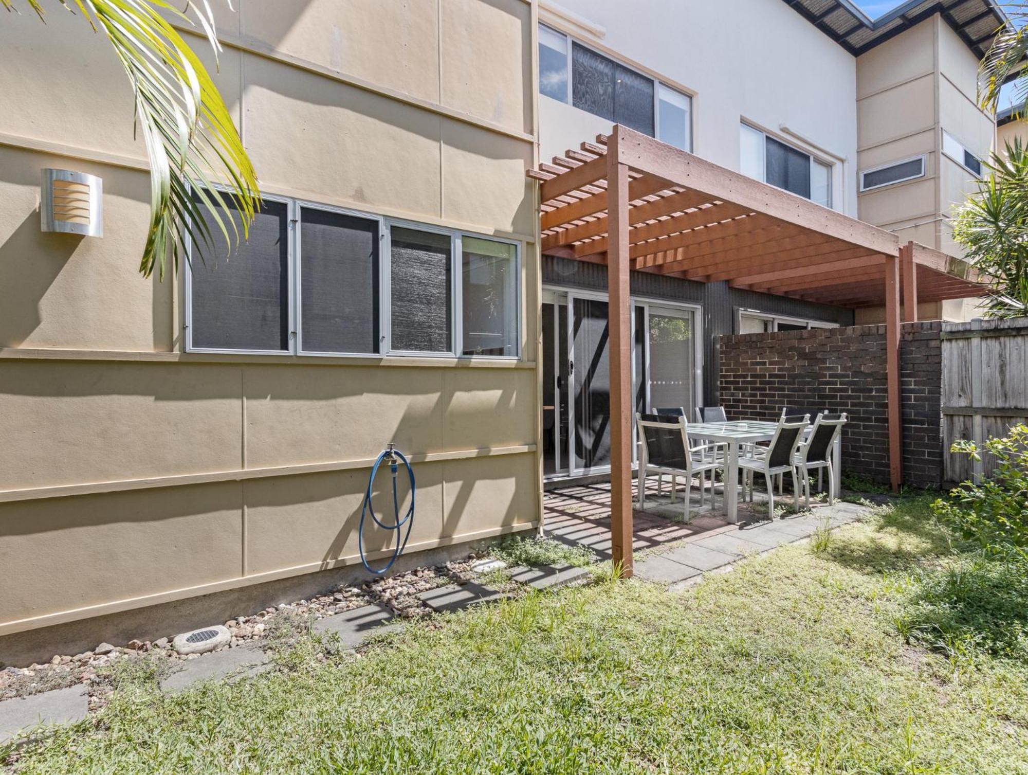 Quarterdecks Retreat Villa Urangan Екстериор снимка